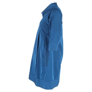 Jil Sander Kleid mit Stehkragen, 3/4-Ärmeln und knielanger Passform aus marineblauer Baumwolle