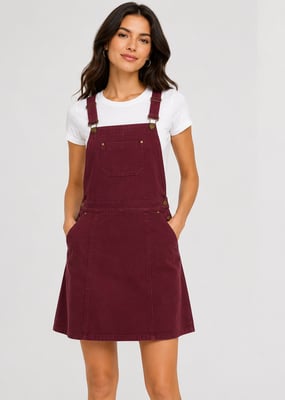 Weinrotes Latzkleid aus Wildleder mit quadratischem Ausschnitt