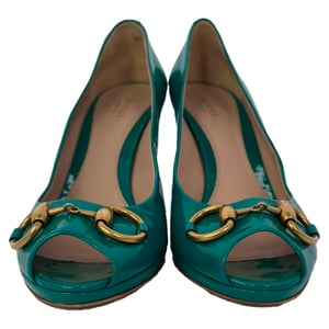 Gucci New Hollywood Horsebit Peep Toe Pumps aus türkisfarbenem Lackleder