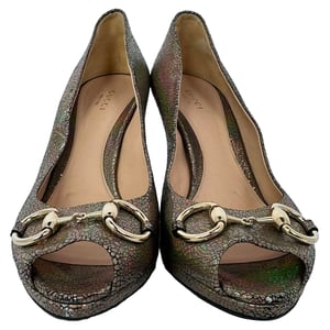 Gucci Holographic Crackle New Hollywood Horsebit Peep Toe Pumps aus goldfarbenem Leder