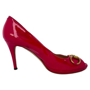 Gucci New Hollywood Horsebit Peep Toe Pumps aus rosa Lackleder