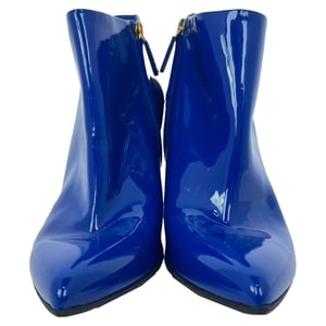 Gucci Stiefeletten mit spitzer Zehenpartie aus blauem Lackleder