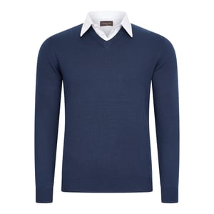 Cappuccino Italia Mock Pullover für Herren. Der Mock Pullover besteht aus 50% Baumwolle und 50% Acryl und hat eine normale Passform. Der Pullover hat einen Hemdkragen, der an den Pullover angenäht ist. Marke: Cappuccino ItaliaModellname: Mock Pullover (mit Hemdkragen)Kategorie: Pullover für HerrenMaterialien: Baumwolle, AcrylFarbe: marineblau, hellblau