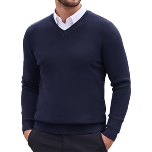 Cappuccino Italia Mock Pullover für Herren. Der Mock Pullover besteht aus 50% Baumwolle und 50% Acryl und hat eine normale Passform. Der Pullover hat einen Hemdkragen, der an den Pullover angenäht ist. Marke: Cappuccino ItaliaModellname: Mock Pullover (mit Hemdkragen)Kategorie: Pullover für HerrenMaterialien: Baumwolle, AcrylFarbe: marineblau, hellblau