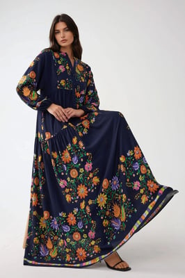 Bedrucktes V-Ausschnitt-Maxikleid mit Knopfdetails