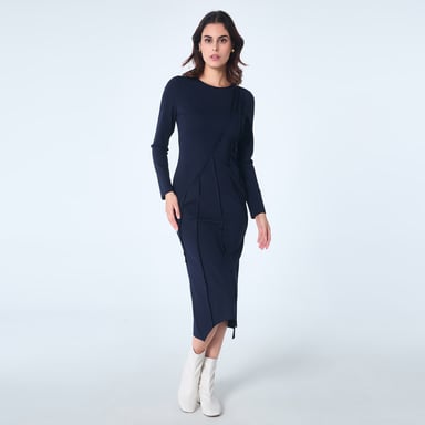 Kleid mit asymmetrischen Strukturlinien