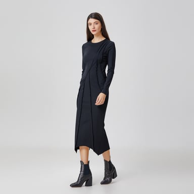Kleid mit asymmetrischen Strukturlinien