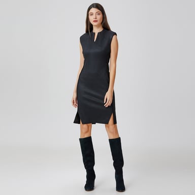 Tailliertes Kleid mit V-Ausschnitt