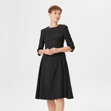 Ausgestelltes Schneiderkleid mit quadratischem Ausschnitt