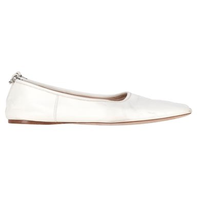 Miu Miu Ballerinas mit verziertem Riemen und spitzer Zehenpartie aus weißem Leder