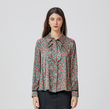 Hemd mit Ascot-Krawatte und Blumenmuster