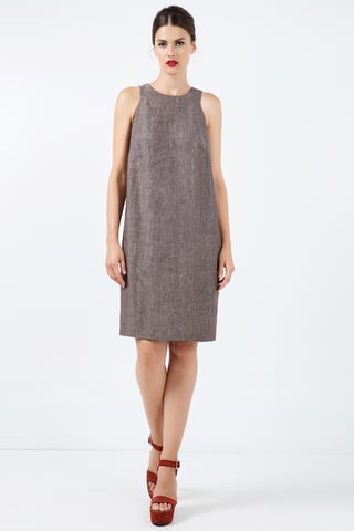 Ärmelloses Sackkleid aus braunem Leinen