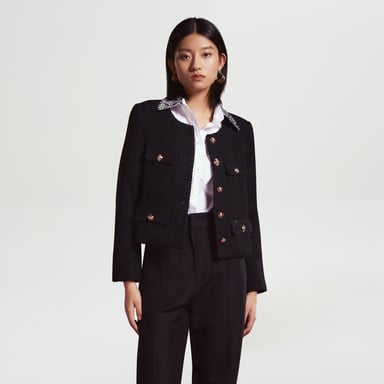 Kurze Jacke aus Wolle und goldenen Knöpfen