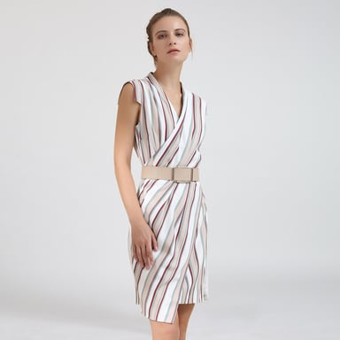 Schneiderkleid mit gekreuzten Einsätzen