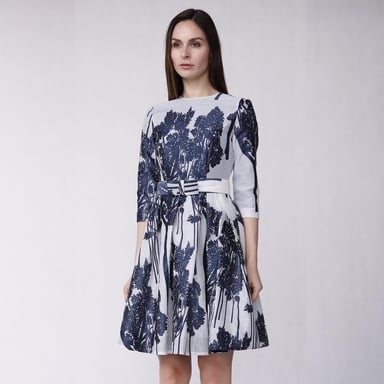 Ausgestelltes Cocktailkleid mit gesticktem Muster