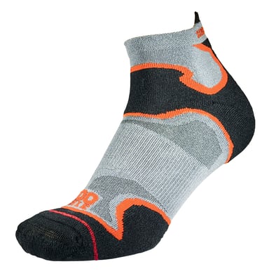 1000 Mile - Herren Fusion Knöchel Repreve Gepolsterte Blasenhemmende Socken - Silber / Orange