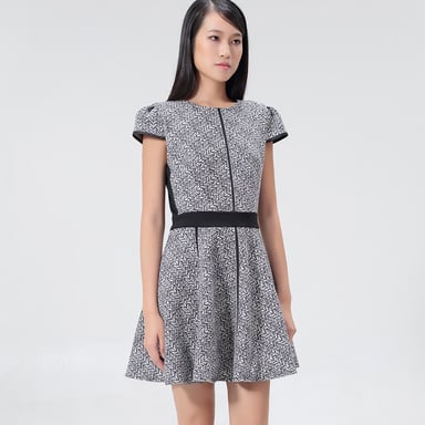 Geometrisch bedrucktes Skaterkleid und Jersey-Garnitur