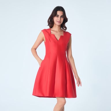 Kurzes Fit-and-Flare-Kleid aus Satin mit quadratischem V-Ausschnitt