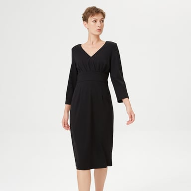Angepasstes Kleid mit V-Ausschnitt und Falten auf der Brust