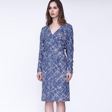 Geometrischer Druck und Kleid mit V-Ausschnitt