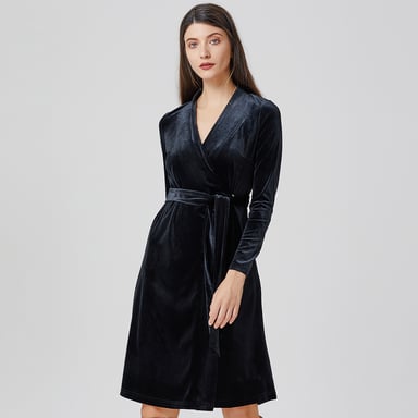 Wickelkleid aus Samt mit V-Ausschnitt