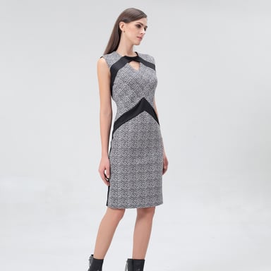Tailliertes Cocktailkleid mit geometrischem Druck und Jersey-Garnitur