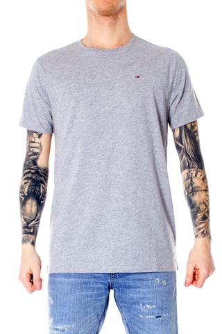 T-Shirt für Männer von der Marke Tommy Jeans. Diese Shirts von Tommy Jeans sind aus Bio-Baumwolle gefertigt und haben einen Slim Fit. Dabei handelt es sich um eine etwas schmalere Passform. Die weiche Baumwolle sorgt für einen optimalen Tragekomfort.