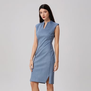 Tailliertes Kleid mit V-Ausschnitt