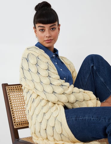 Cardigan de la longue ligne de tricot de scallop