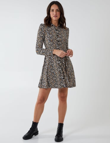 Robe swing de chemise à collier boutonné