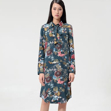 Hemdkleid mit Blumenmuster und Ascot-Krawatte
