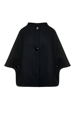 Schwarzes Mufflonimitat-Cape mit Knöpfen