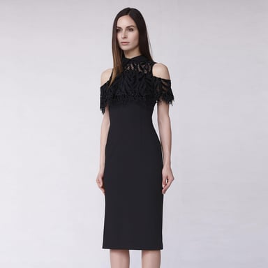 Angepasstes Kleid mit nackten Schultern und Spitzenlenkrad