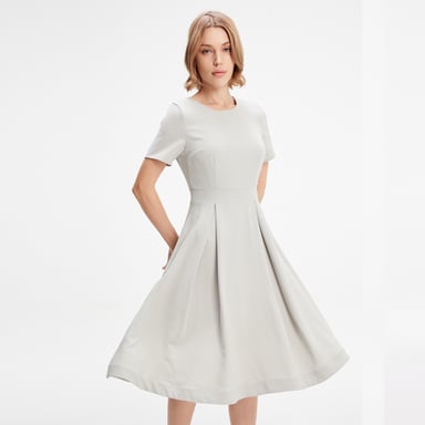 Klassisches Kleid mit ausgestellter Passform