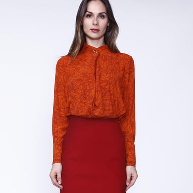 Bluse mit überkreuztem Kragen und linearem Blumendruck