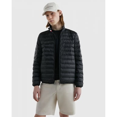 Mit dieser Jacke, die sich leicht einpacken lässt, wenn die Temperaturen steigen, können Sie problemlos von einem Drink im Freien zu einem Mittagessen im Pub am Kamin übergehen.

Höhepunkte
 Recyceltes Polyester
 Gestepptes Design
 Packbar
 Hoher Halsauss