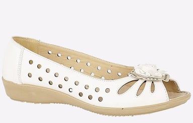 Boulevard Mia Flower Womens