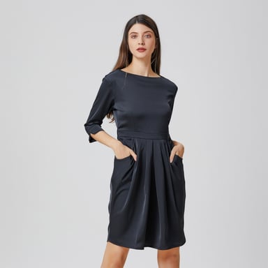 Geripptes Kleid mit Falten