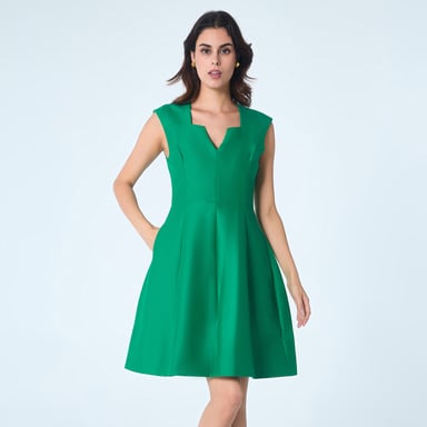 Kurzes Fit-and-Flare-Kleid aus Satin mit quadratischem V-Ausschnitt