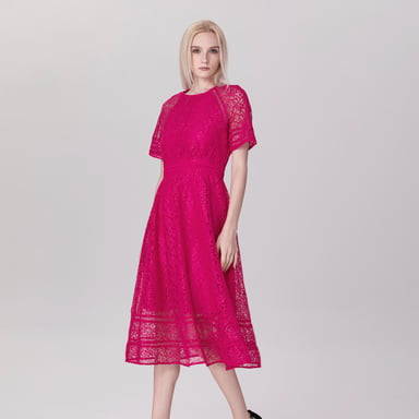 Ausgestelltes Kleid und Verzierungen ganz aus Spitze