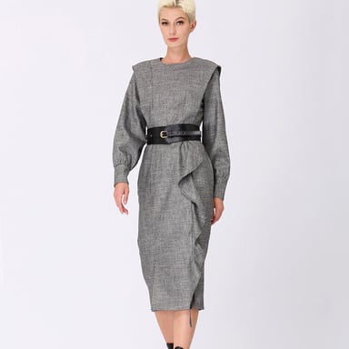 Maßgeschneidertes Kleid mit breiter Schulter und vertikaler Rüsche