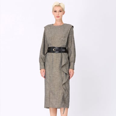 Maßgeschneidertes Kleid mit breiter Schulter und vertikaler Rüsche