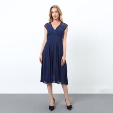 Skaterkleid mit Spitzenpatch auf den Schultern