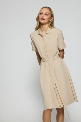 Geknöpftes Kleid beige mit gesticktem PC-Logo