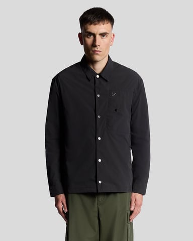 Lyle & Scott Crinkle-Nylon-Overshirt mit Tasche – Schwarz