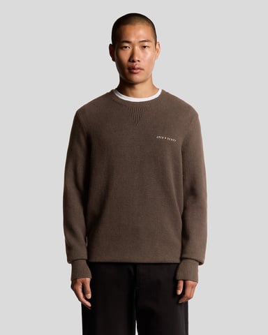 Lyle & Scott – Gestrickter Rundhalspullover mit Schriftzug – Braun