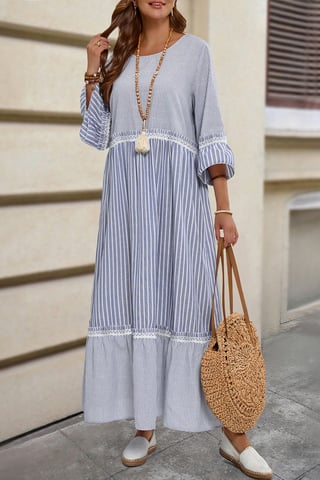 Gestreiftes Midikleid mit Spitzenbesatz