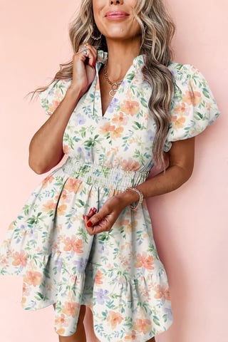 Blumiges Mini-Kleid mit gestuften Rock und Puffärmeln