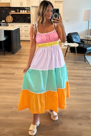 Buntes, gestuftes Midikleid
