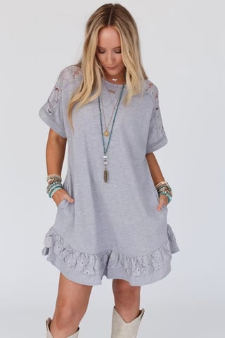 Kleid mit Spitzendetails und Rüschensaum